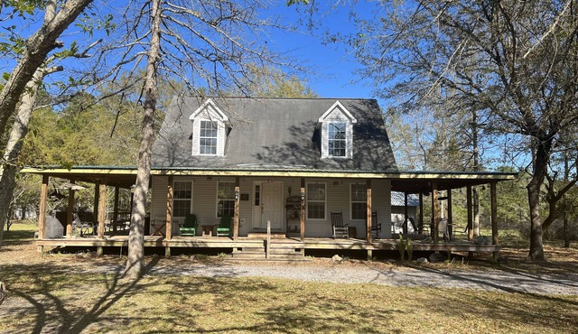 Peaceful cottage on 12 acre horse farm McClellanville