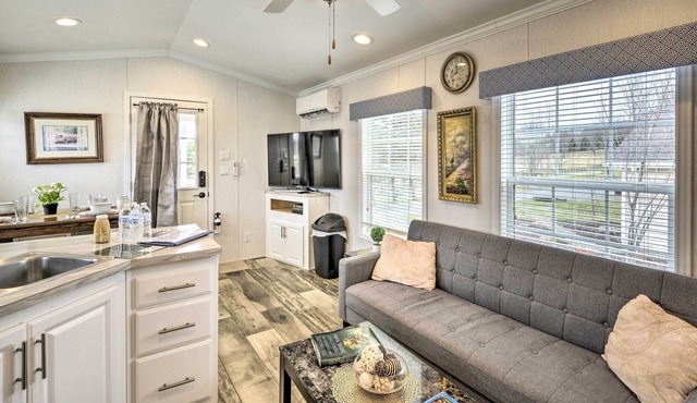 Peaceful Cottage on 100 Acres: Ski Elk Mountain!