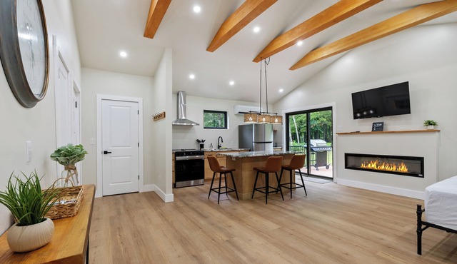 Peaceful cottage retreat near Saratoga Springs, Adirondacks & local lakes