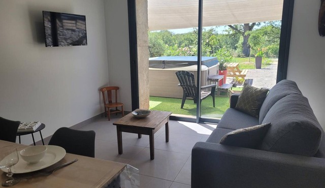 Peaceful cottage with spa and air conditioning in Couzon