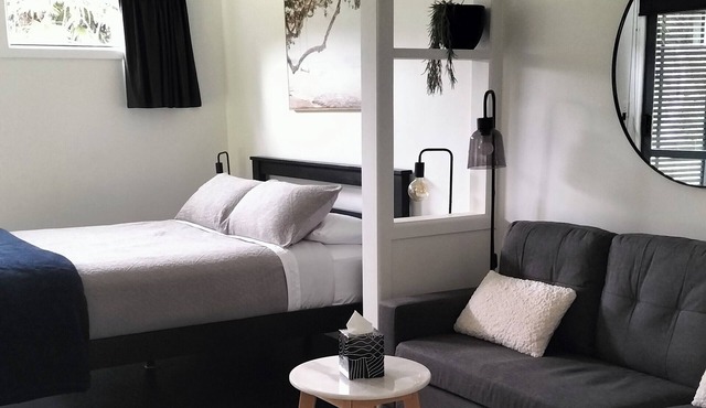 Peaceful country cottage close to town