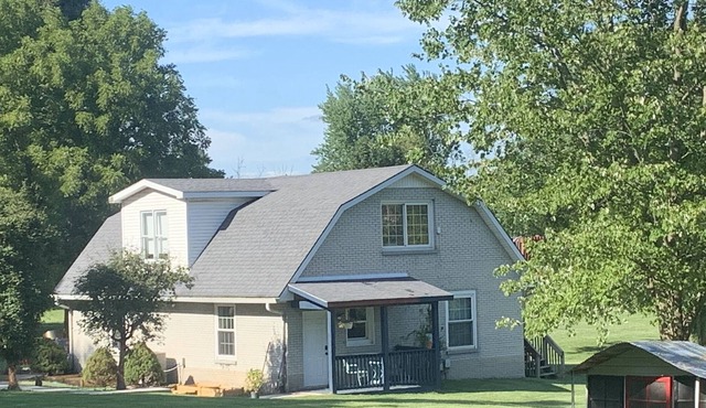 Peaceful Country Cottage sleeps 7 to 10 guests just 15 minutes to downtown