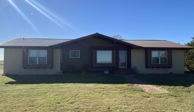 Peaceful country farmhouse. Located 5 minutes from Historic downtown Post!