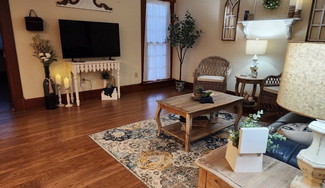 Peaceful Country Garden Suite in the rolling hills of Gambier