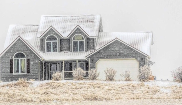 Peaceful Country Living, marvelous views, top notch hiking, fishing and hunting.