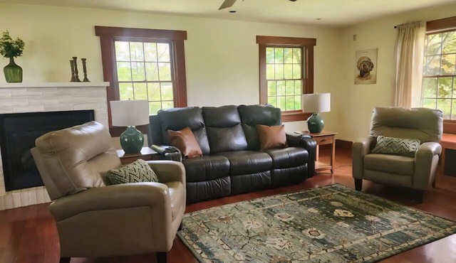 Peaceful Country Manor Close to Kenyon and Mt. Vernon