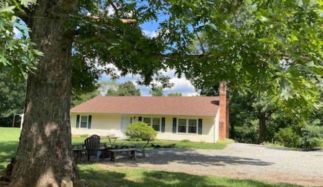 Peaceful, Country, Pet Friendly Getaway - Minutes from Smith Mountain Lake Dam
