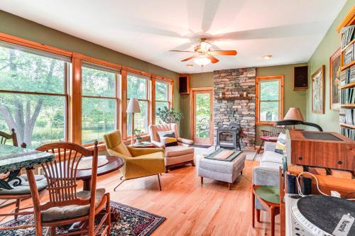 Peaceful Country Retreat: Private & Convenient