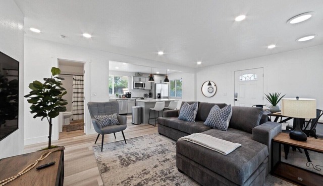 Peaceful Country Setting * Huge Yard w Pool * 17 min to DT & Airport