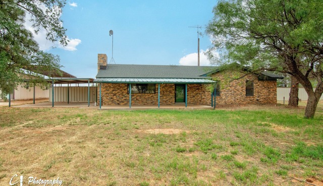Peaceful Country Getaway with Hot Tub & Fresh Baked Treats.