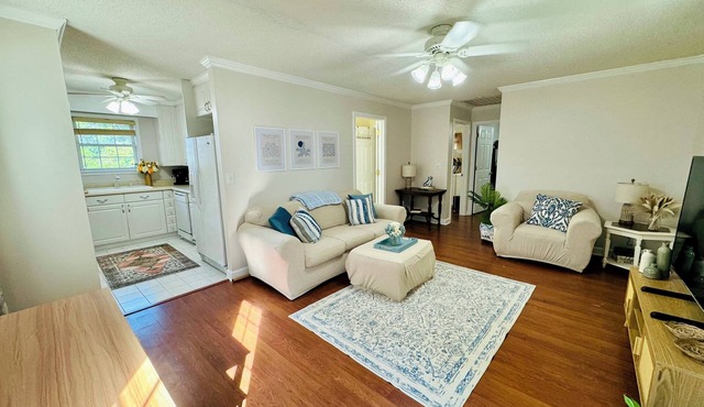 Peaceful Countryside Carriage House on 40 Acres with Saltwater Pool