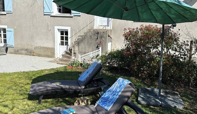 Peaceful countryside cottage retreat. Swimming pool and parking.