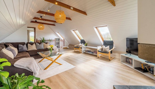 Peaceful countryside retreat with sea views