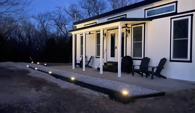 Peaceful, cozy 1 bdrm home w hot tub & fire pit in the quiet countryside.