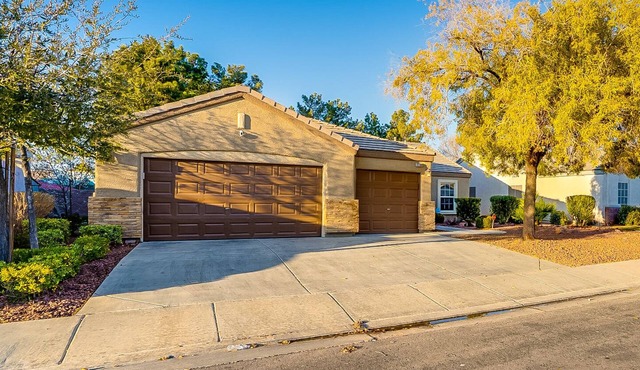 Peaceful & Cozy 3 Bed with Hot Tub!