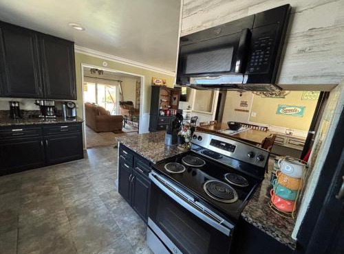 Peaceful & Cozy 3 bedroom Ranch-Home w/Fireplace
