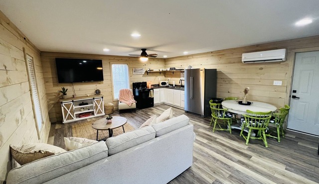 Peaceful Cozy Cabin 10 minutes from Historic downtown Madison