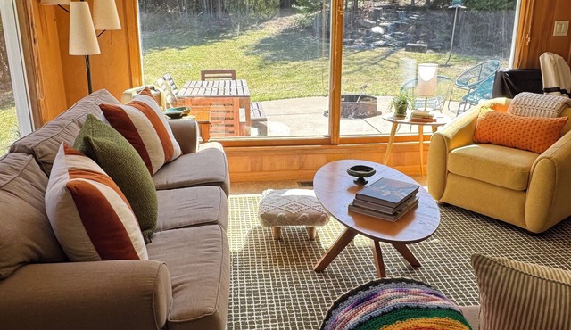 Peaceful, Cozy, Clean, Fun Mid-Century Stay! Backyard Oasis Waterfall, Fireplace