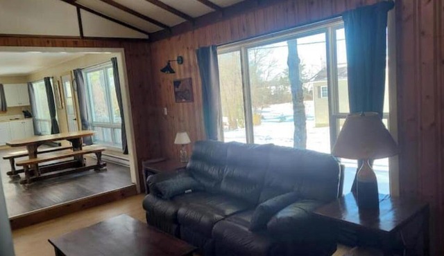 Peaceful cozy cottage next to Welshtown Lake with fire bit in the back yard.