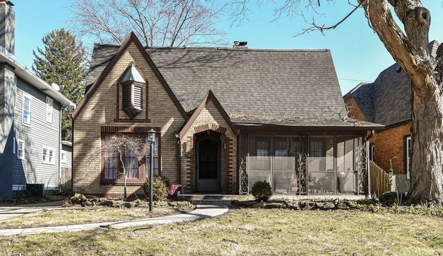 Peaceful & cozy family friendly Tudor in the heart of south broad ripple