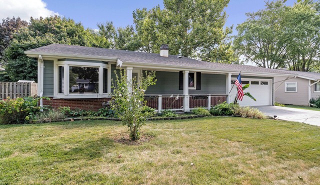 Peaceful Cozy Home with Well Equipped Kitchen, WiFi, & King Bed in St Charles