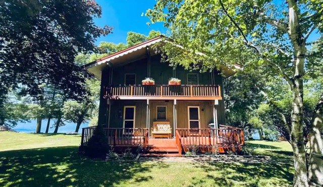 Peaceful Cozy Lakefront Chalet in Laurel Highlands with Private Dock