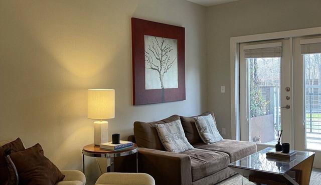 PEACEFUL /COZY & LARGE 1 BEDROOM APT GROUND FLOOR W/OUTDOOR SPACE