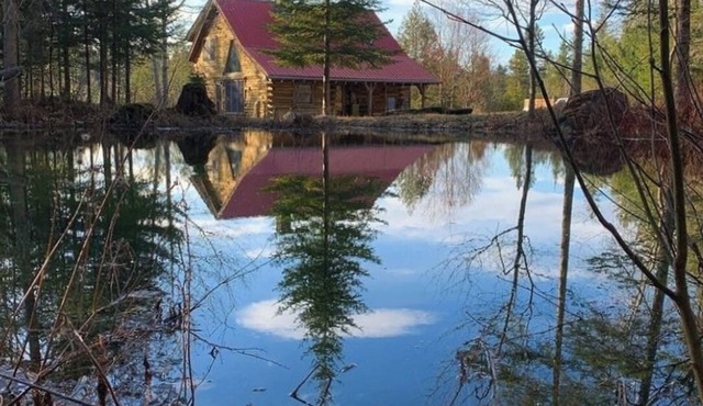 Peaceful Cozy & Romantic Curated NEK Log Cabin Retreat w/Hot Tub & Fireplace