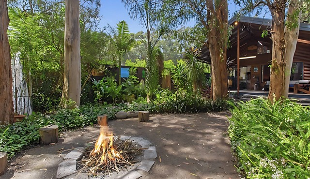Peaceful, creative home in a lushnbush setting, only 300m from the beach!