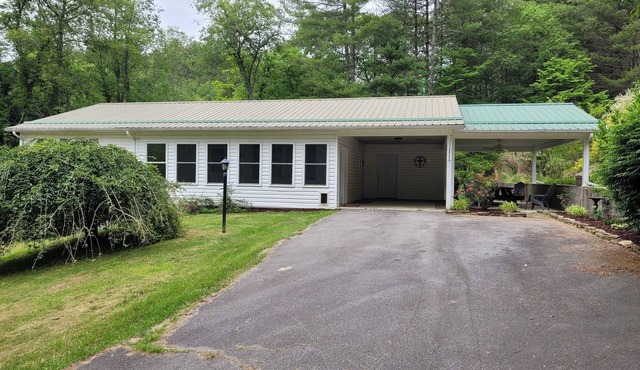Peaceful creek side getaway nestled in the Blue Ridge Mountains