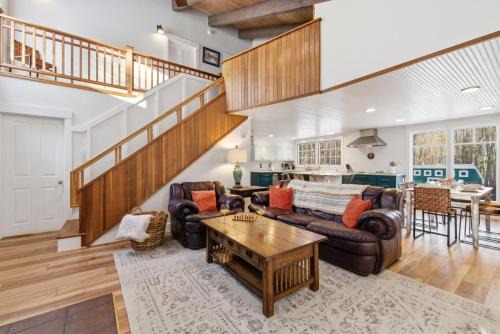 Peaceful, Curated Lakes Region Hideaway