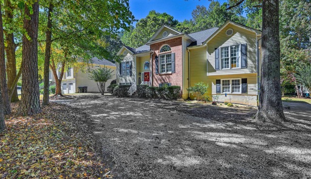 Peaceful Dallas Home w/Deck + Charcoal Grill