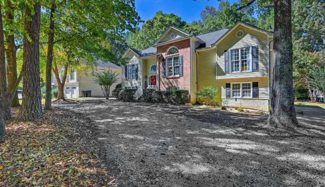 Peaceful Dallas Home with Deck and Charcoal Grill