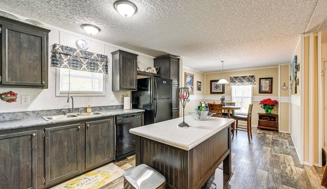 Peaceful Danbury Getaway - 3 Mi to Hanging Rock!