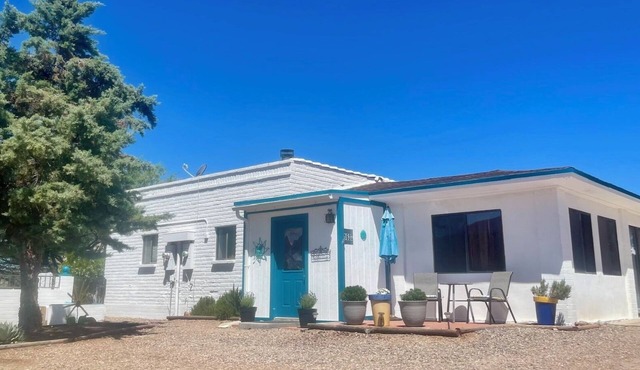 Peaceful Desert Hacienda: 2 Bedrooms, Wi-Fi & Mountain Views