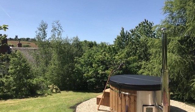 Peaceful Devon hideaway with wood fired hot tub and great pubs.