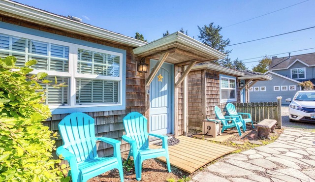 Peaceful Dog-Friendly Cottage with Fireplace, WiFi - Close to Beach & Town