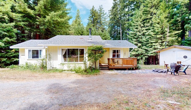 Peaceful, dog-friendly home among the redwoods with beautiful garden