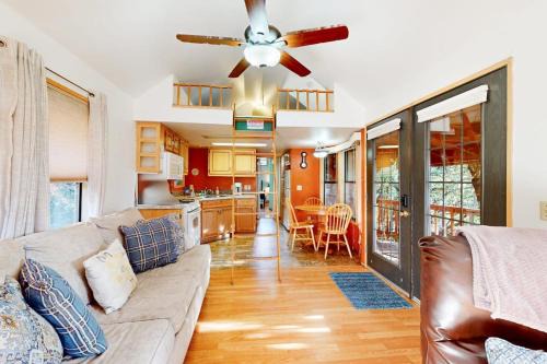 Peaceful dog-friendly cabin on the coast with great deck views