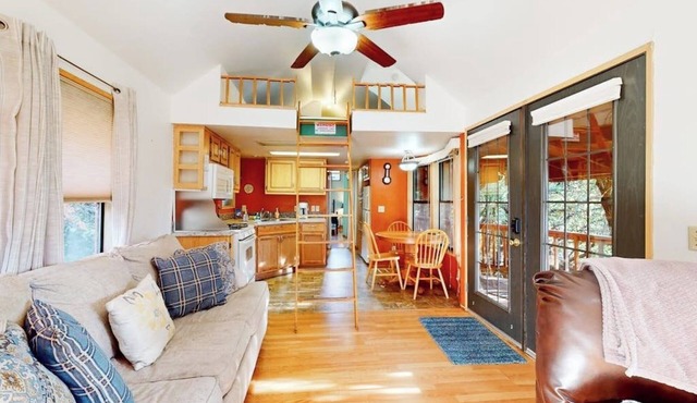 Peaceful dog-friendly cabin on the coast with great deck views