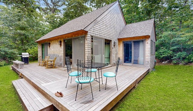 Peaceful, dog-friendly home on 3 acres with lovely yard, near beaches