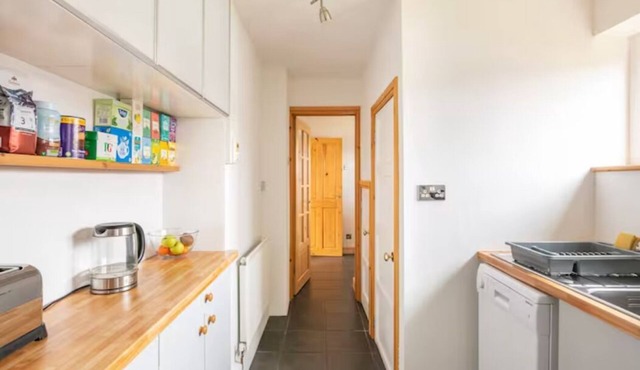 Peaceful Double Room, Large TV, With Great Transport Links