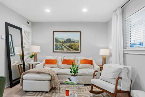 Peaceful Downtown Stay Near Restaurants