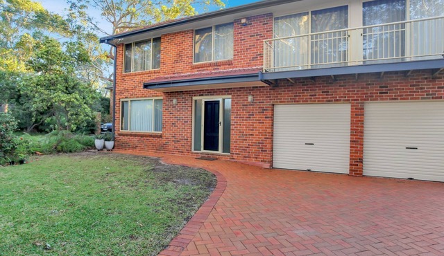 Peaceful Dwelling: Hawks Nest Beach House - Your Ideal Family Retreat Just Steps from Jimmy's Beach!