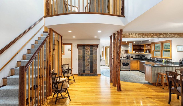 Peaceful East Chop Vineyard 6-BR 4-full BA home, AC, large yard, In-law apt.