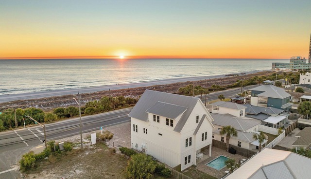 🌊 Peaceful Easy Feeling - Keep Calm & Pool On - Gulf Front Home! Sleeps 20!