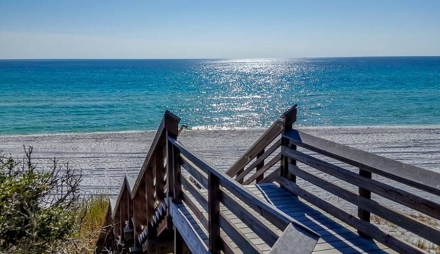 Peaceful Easy Living, - just 3 blocks to the beach and a short walk to Seaside.