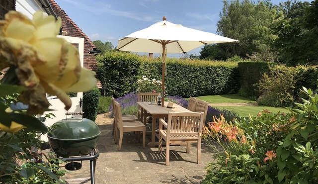 Peaceful edge-of-village C18th converted cottage in gardens of Manor House