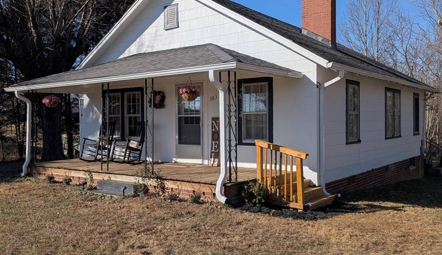 Peaceful Elkin Wine Country Cottage