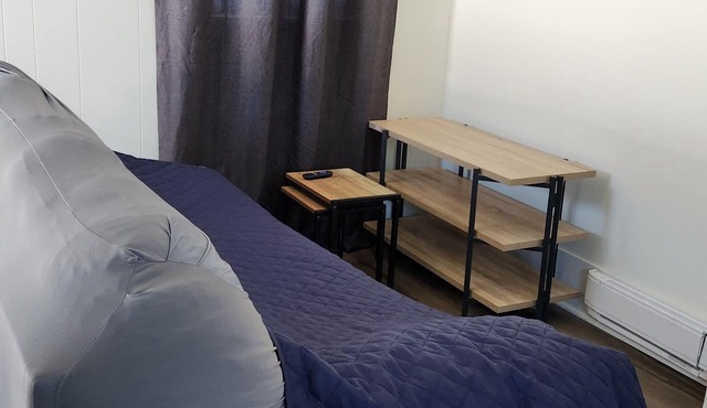 Peaceful Escape-1 queen bed, couch, parking, wifi